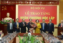 Trao tặng Huân chương Độc lập hạng Nhì cho nguyên Bộ trưởng Bộ Nội vụ Lê Vĩnh Tân