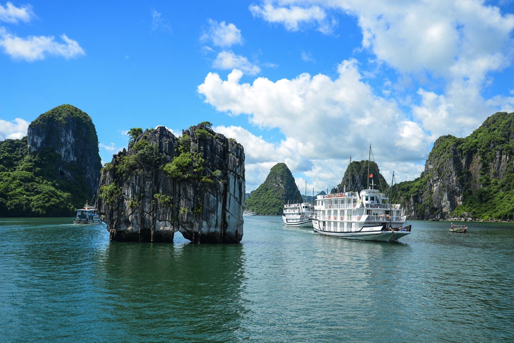 Quản lý nhà nước về du lịch vịnh Hạ Long theo hướng bền vững | Tạp chí Quản  lý nhà nước