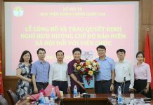 Trao quyết định nghỉ hưu đối với TS. Lê Như Thanh, nguyên Phó Giám đốc Thường trực Học viện Hành chính Quốc gia