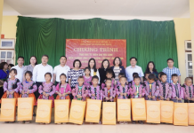 Công đoàn Học viện Hành chính Quốc gia trao tặng quà cho cô và trò tại huyện Vân Hồ, tỉnh Sơn La