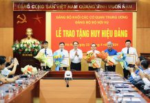 Đảng ủy Bộ Nội vụ tổ chức Lễ trao tặng Huy hiệu Đảng