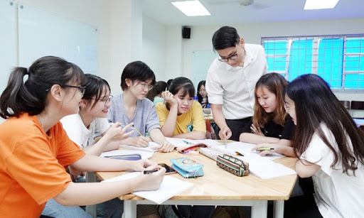Nghiên cứu ảnh hưởng mối quan hệ sinh viên – giảng viên đối với gắn kết thương hiệu, sự hài lòng và lòng trung thành của sinh viên | Tạp chí Quản