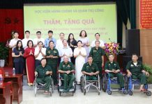 Giám đốc Học viện Hành chính và Quản trị công tri ân các thương binh, bệnh binh tại Trung tâm Điều dưỡng thương binh Duy Tiên, tỉnh Ninh Bình