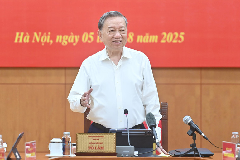 Đồng chí Nguyễn Hải Ninh, Ủy viên Trung ương Đảng, Bộ trưởng Tư pháp, Ủy viên Thường trực Ban chỉ đạo trình bày báo cáo tại phiên họp. (Ảnh: ĐĂNG KHOA) a8-bnd-8154.jpg
