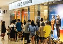 Tác động của người nổi tiếng đến hành vi mua sản phẩm xa xỉ giá cả phải chăng của khách hàng gen Z tại Việt Nam