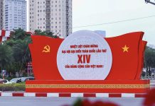 Kiên định chủ nghĩa Mác – Lênin, tư tưởng Hồ Chí Minh với yêu cầu giữ vững vai trò lãnh đạo của Đảng, lấy dân làm gốc, bám sát thực tiễn, đổi mới tư duy