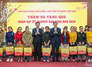 Đồng chí Ủy viên Bộ Chính trị, Giám đốc Học viện thăm, trao quà tết tặng người nghèo và cán bộ, chiến sĩ tại Điện Biên